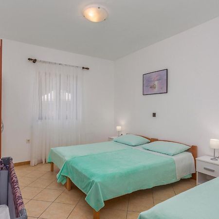 2 Bedroom Beautiful Apartment In Omišalj Esterno foto