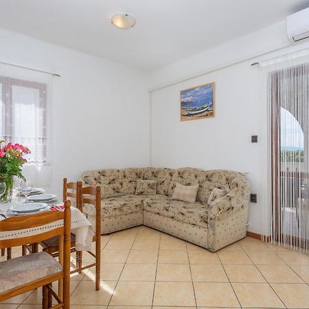 2 Bedroom Beautiful Apartment In Omišalj Esterno foto
