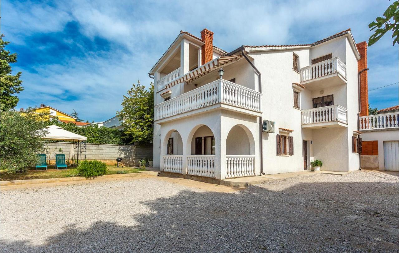 2 Bedroom Beautiful Apartment In Omišalj Esterno foto