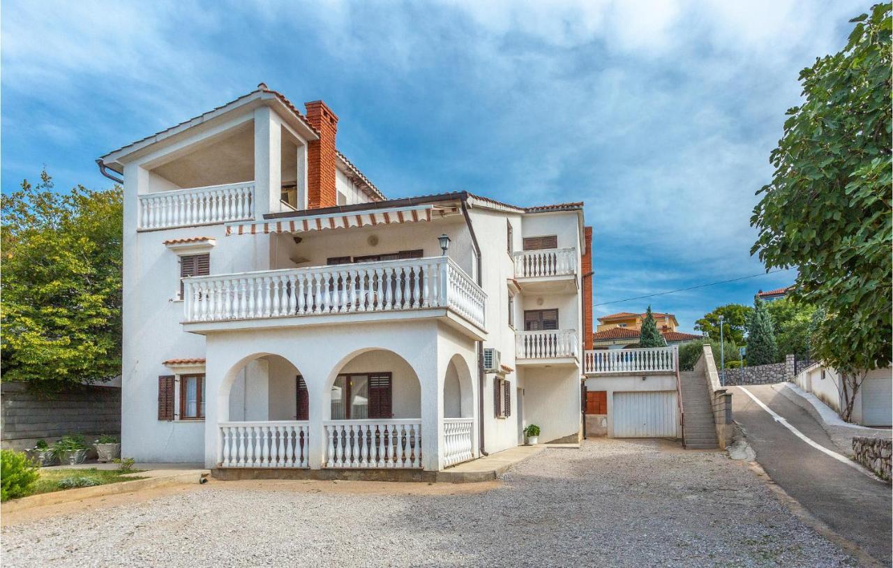 2 Bedroom Beautiful Apartment In Omišalj Esterno foto