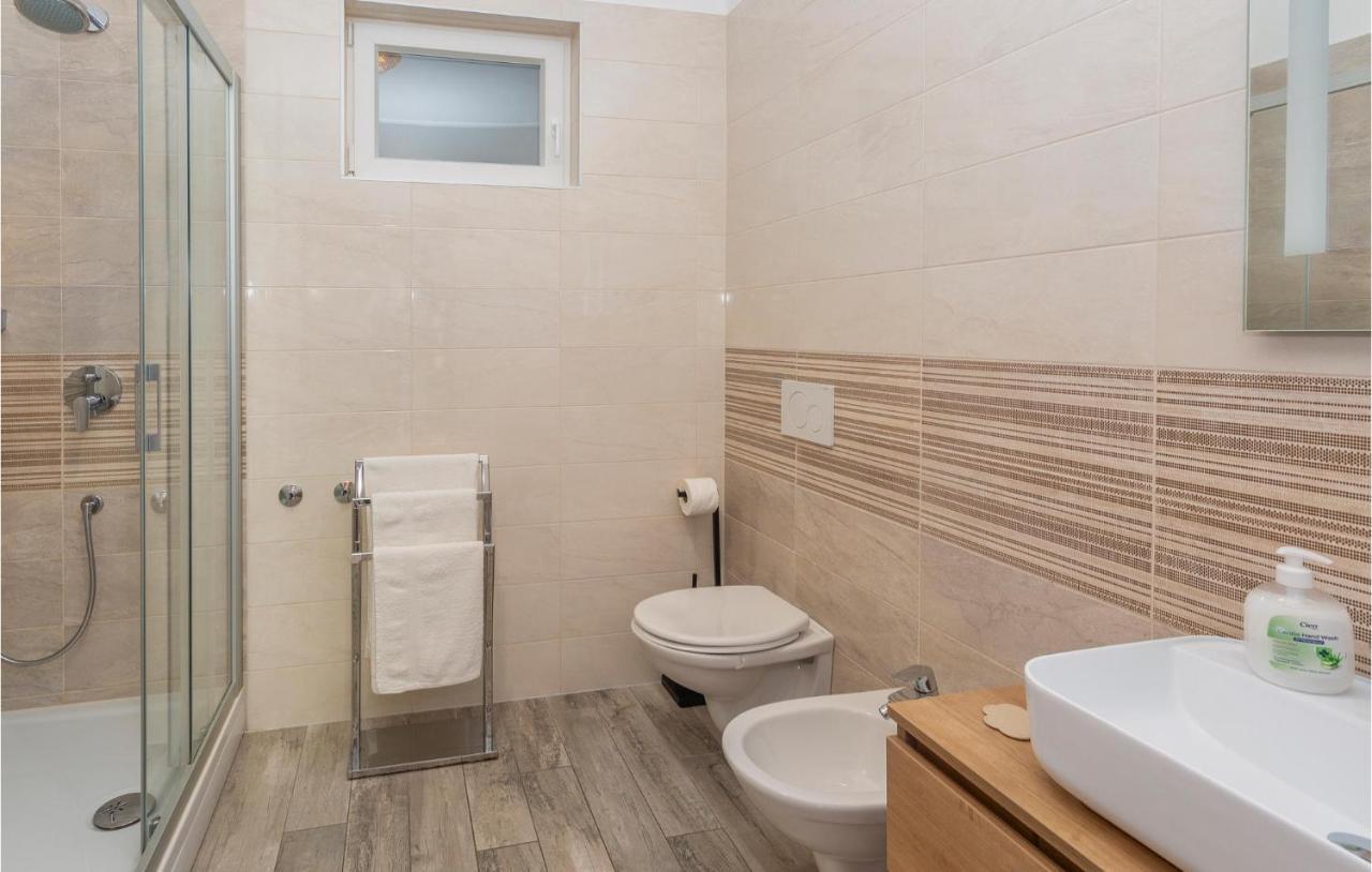 2 Bedroom Beautiful Apartment In Omišalj Esterno foto