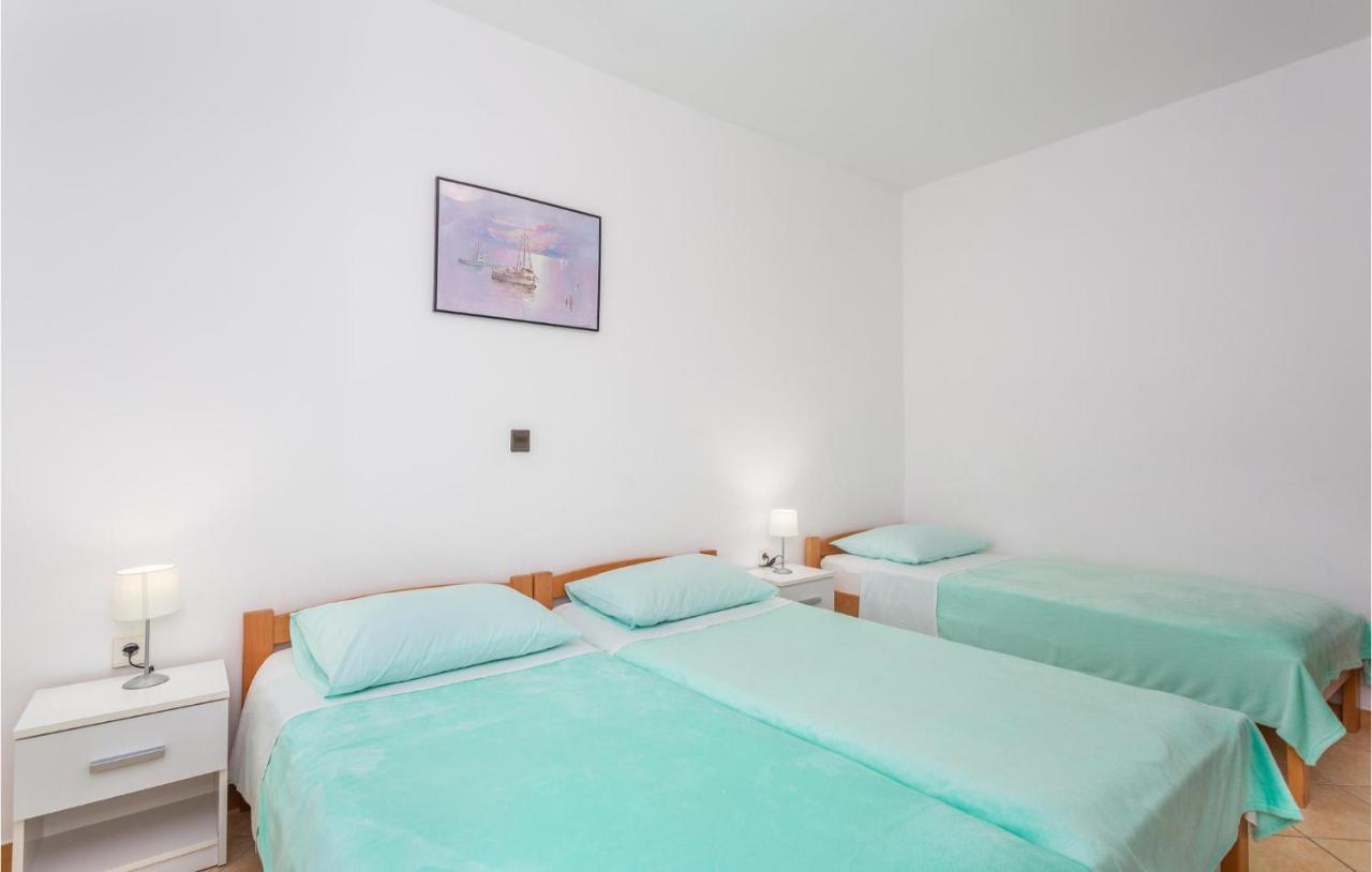 2 Bedroom Beautiful Apartment In Omišalj Esterno foto