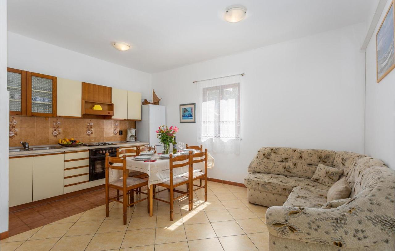 2 Bedroom Beautiful Apartment In Omišalj Esterno foto