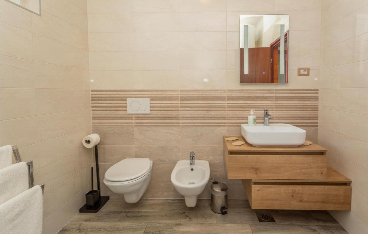 2 Bedroom Beautiful Apartment In Omišalj Esterno foto