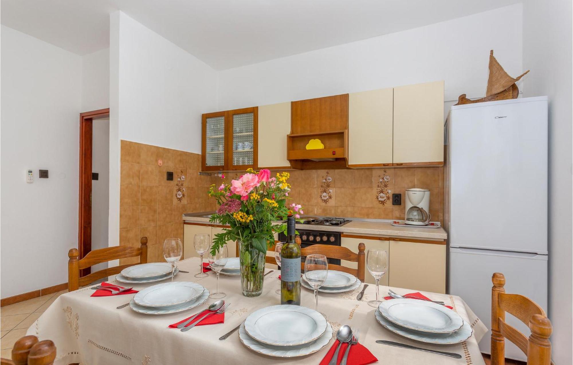 2 Bedroom Beautiful Apartment In Omišalj Esterno foto