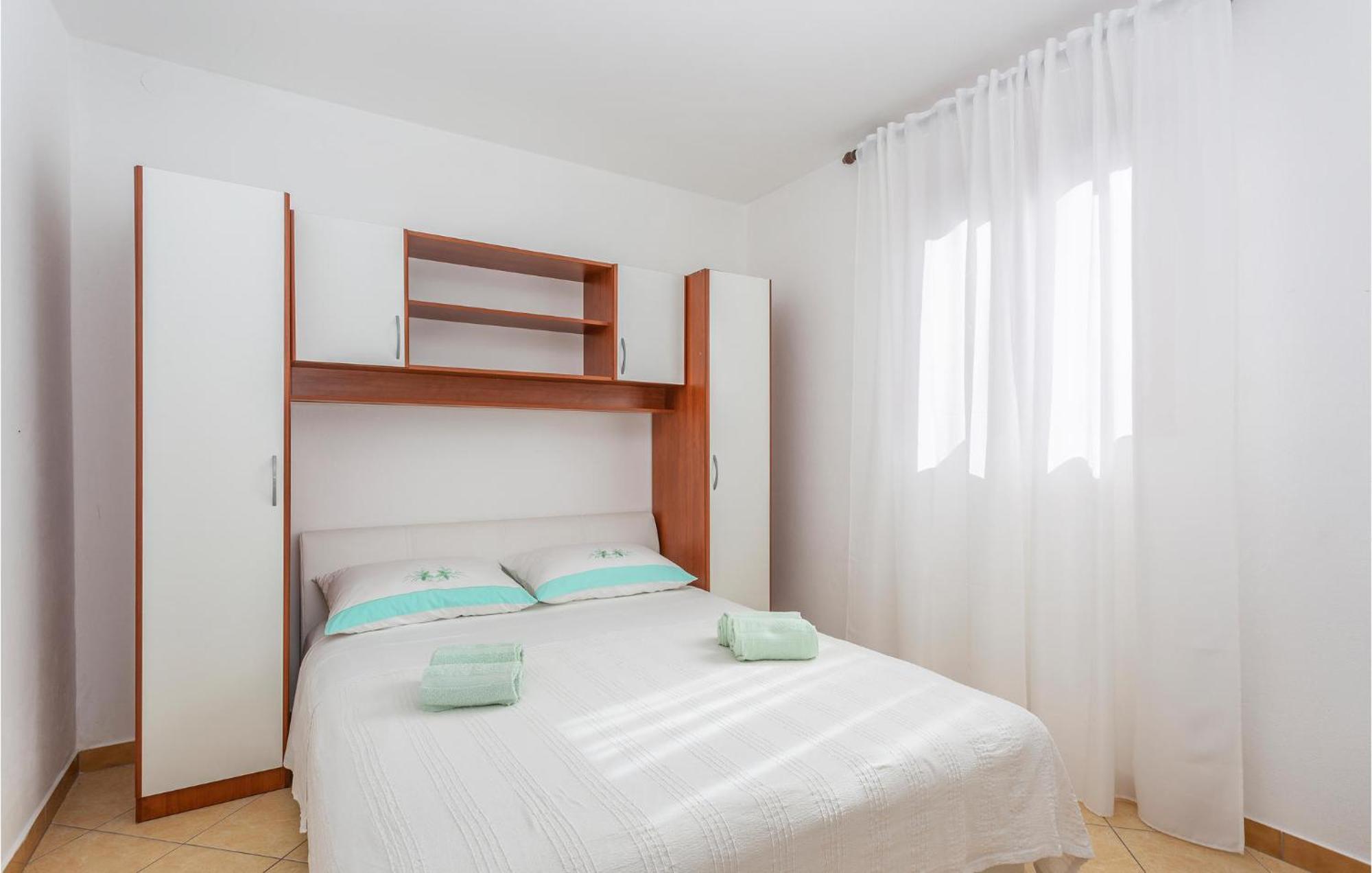 2 Bedroom Beautiful Apartment In Omišalj Esterno foto