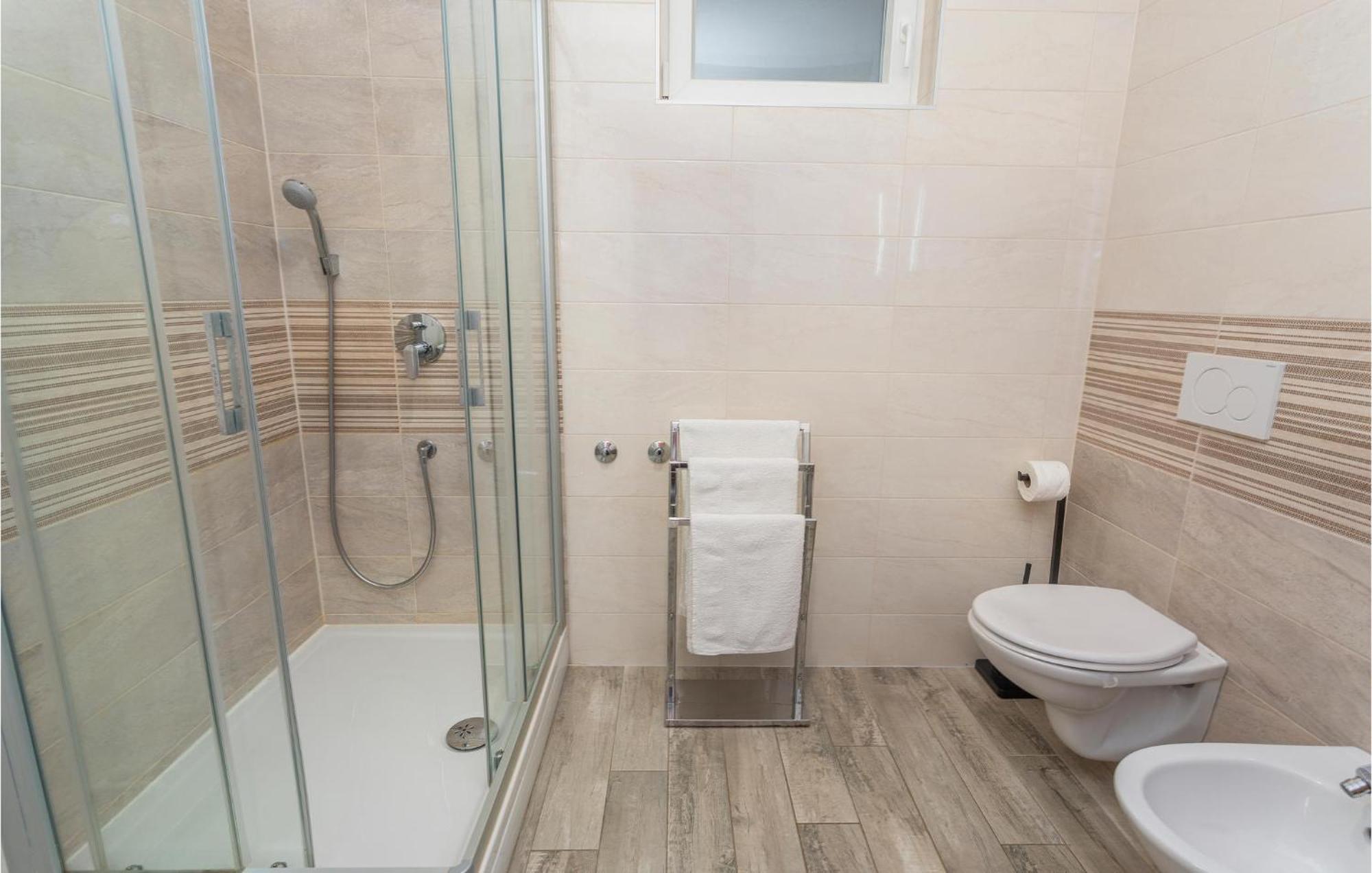 2 Bedroom Beautiful Apartment In Omišalj Esterno foto