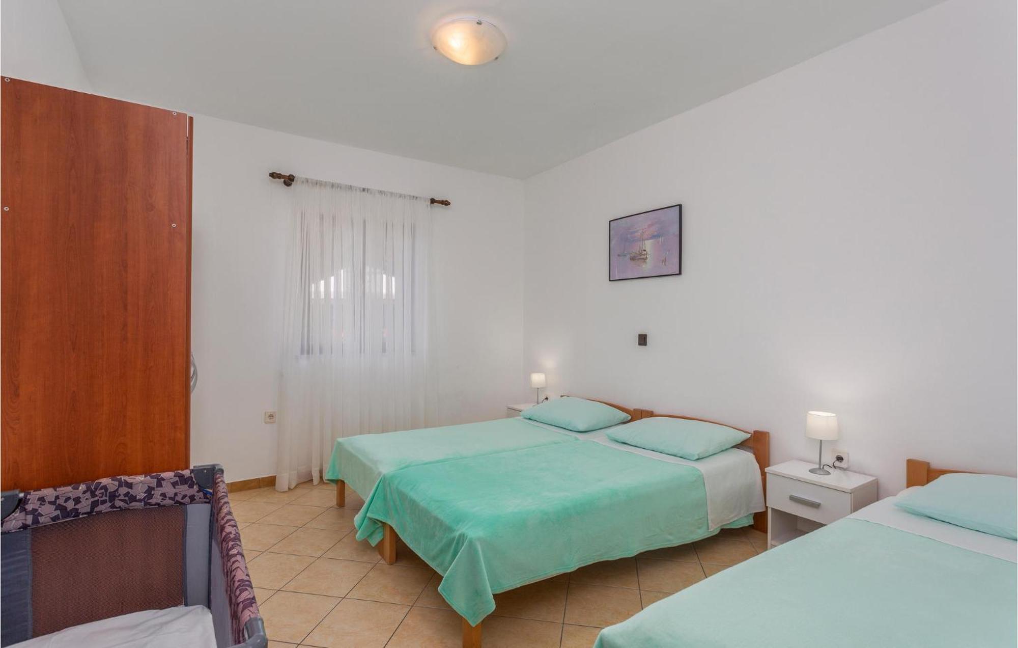 2 Bedroom Beautiful Apartment In Omišalj Esterno foto