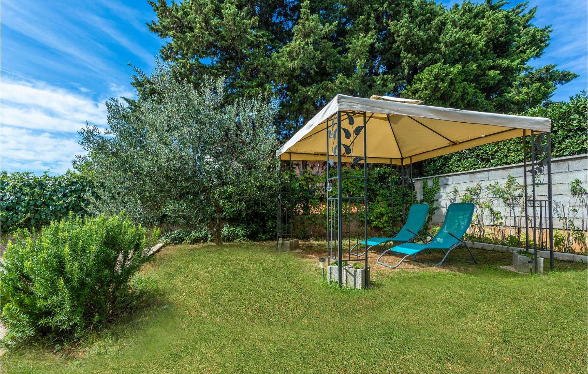2 Bedroom Beautiful Apartment In Omišalj Esterno foto